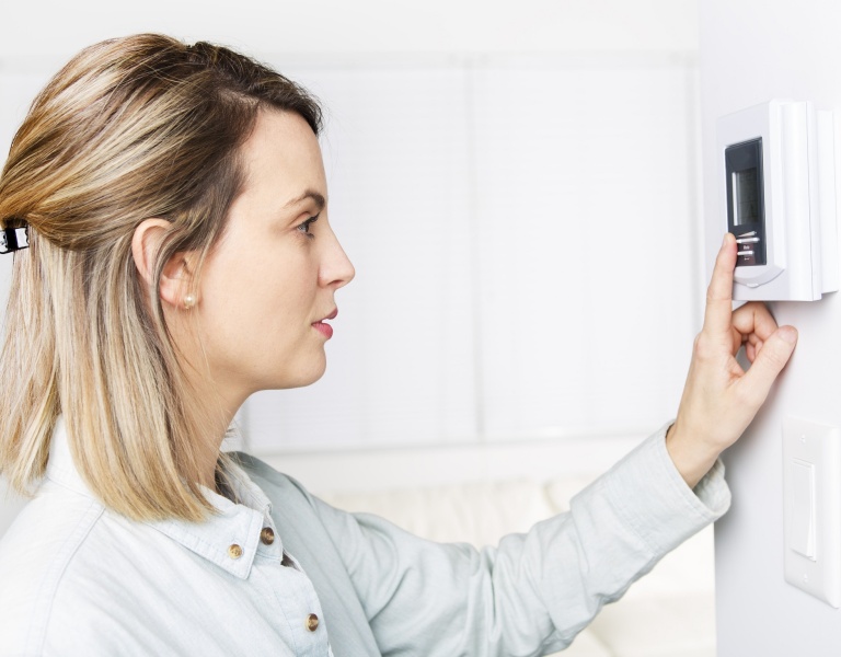 resized-woman_using_heating_controls