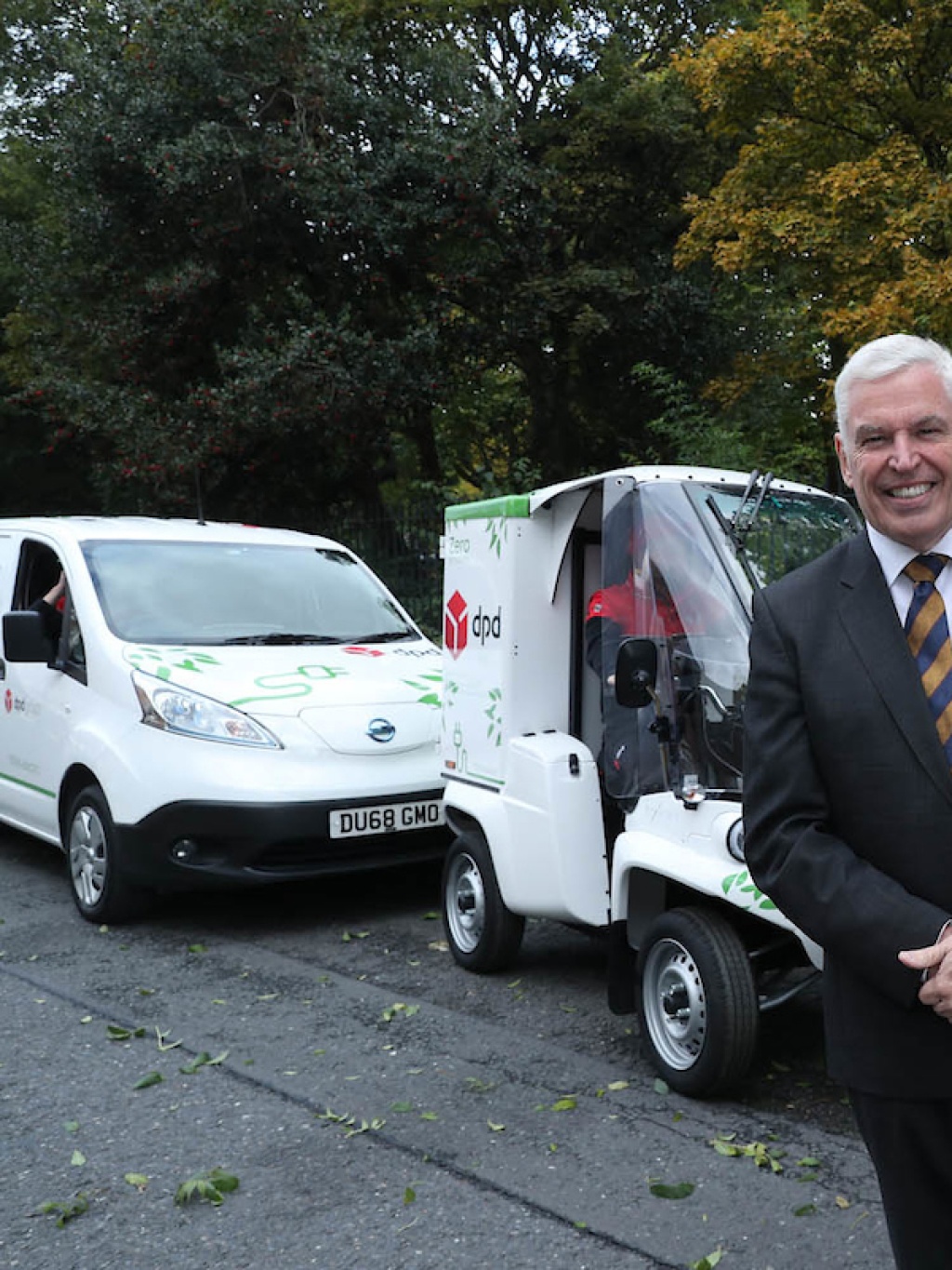 dpd-Electric-fleet-selection-with-CEO-Des-Travers_1200-x-800px